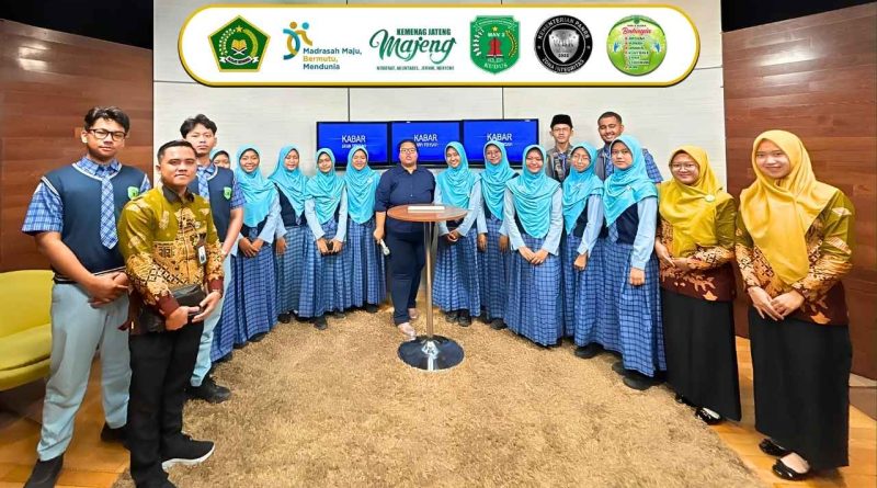 Belajar dari Ruang Redaksi, Murid MAN 2 Kudus Kunjungi TVKU Udinus Semarang